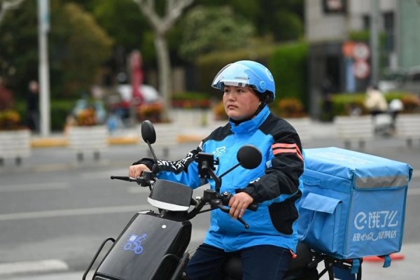一位“宝妈骑手”的五年：从初中辍学到大学毕业，她拿下全国两大至高荣誉