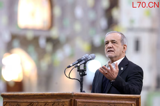 2026 年 1 月 31 日,伊朗总统马苏德・佩泽希齐扬在德黑兰参拜一处圣地时发表讲话。