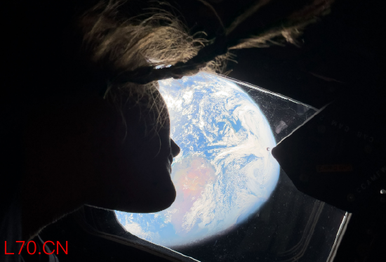 4月4日，飞往月球的宇航员从猎户座飞船主舱窗口回望地球