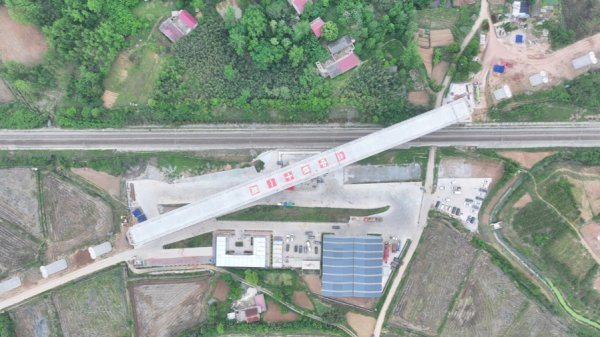 打通关键“咽喉”区段，合武高铁跨宁西铁路转体梁完成“空中转体”