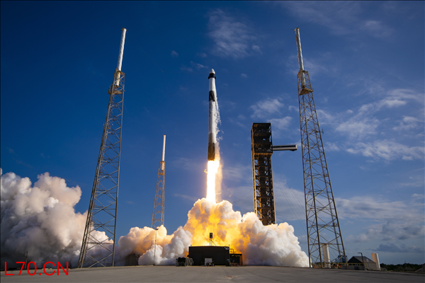 猎鹰9号火箭进行商业发射 | 图片来源：SpaceX
