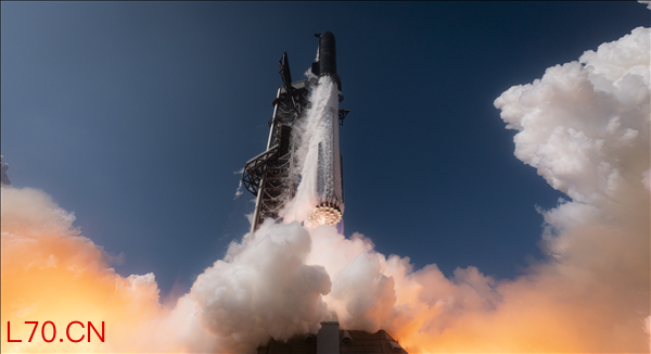 星舰V3首次升空，一共搭载了33台猛禽V3助推器 | 图片来源：SpaceX